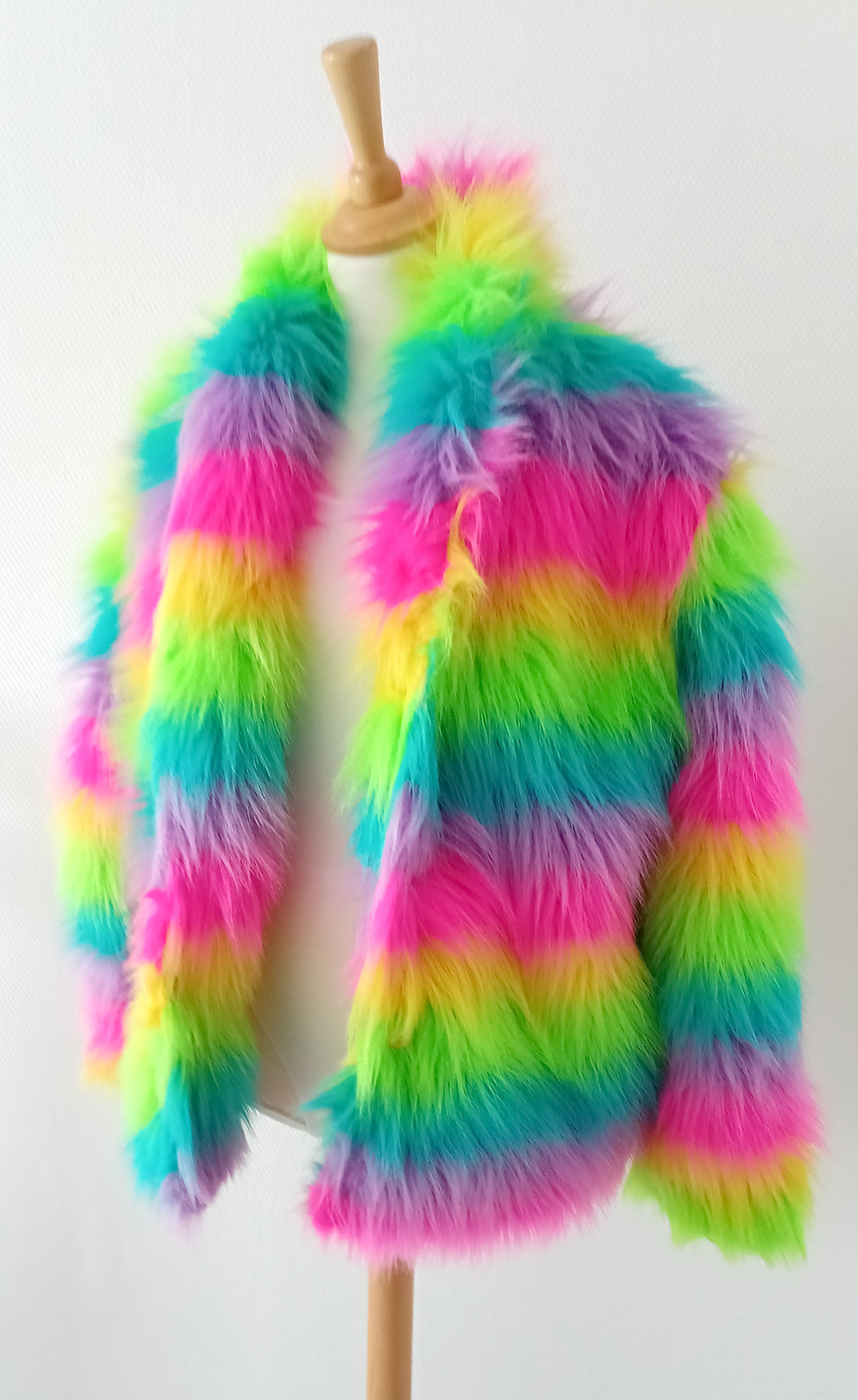 Lange Plüschjacke mit buntem Langflor
